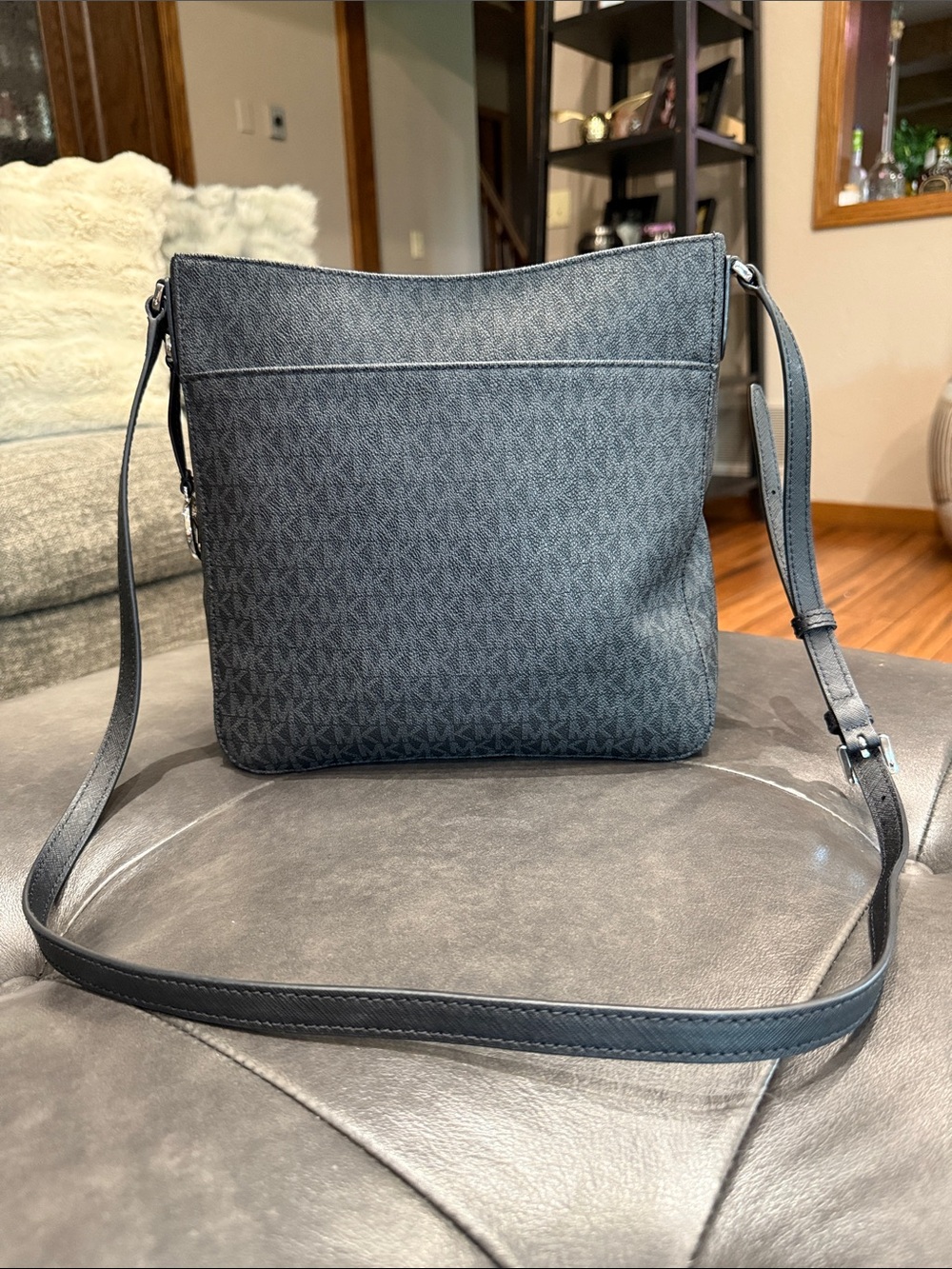 Michael Kors Jet Set Travel Messenger Bag Black with Crossbody Straps - Picture 2 of 8